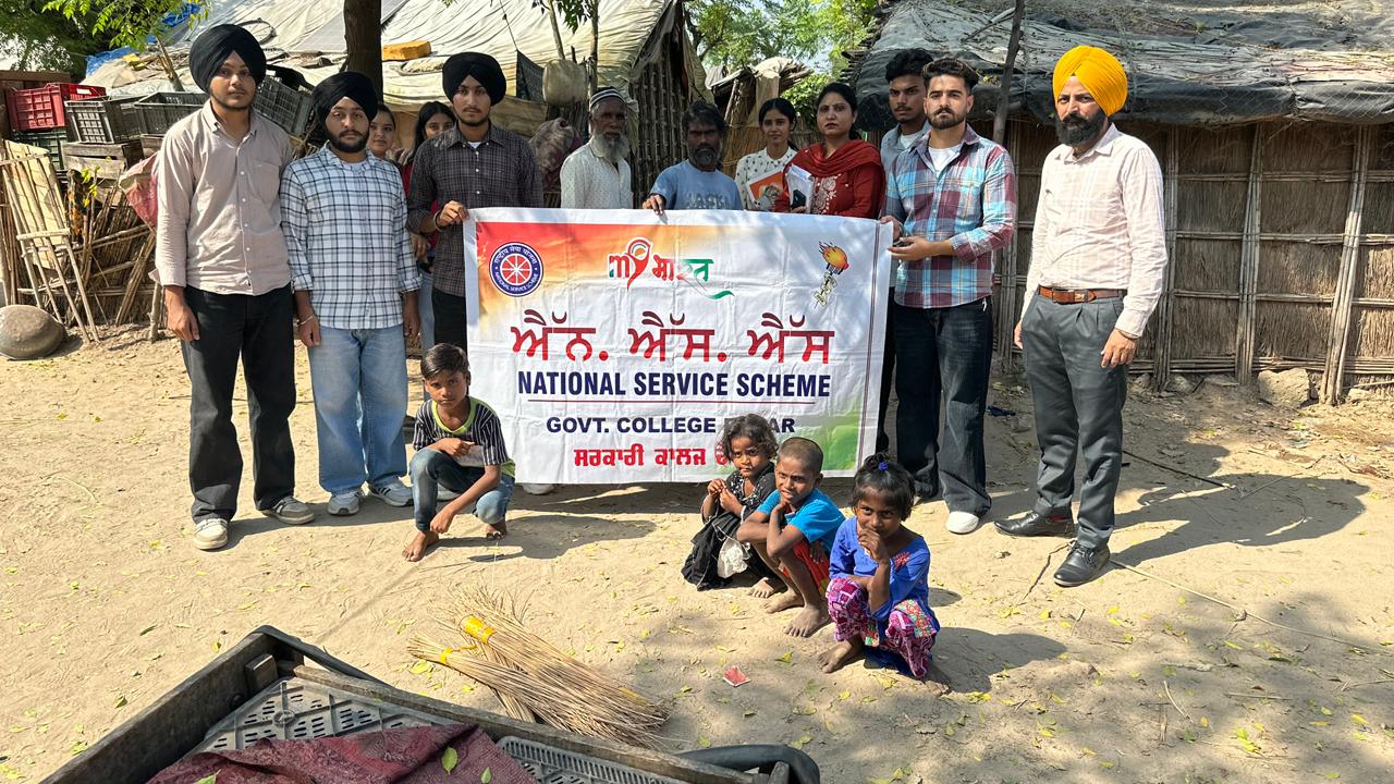 NSS volunteers cleaned the slum area and made the residents aware